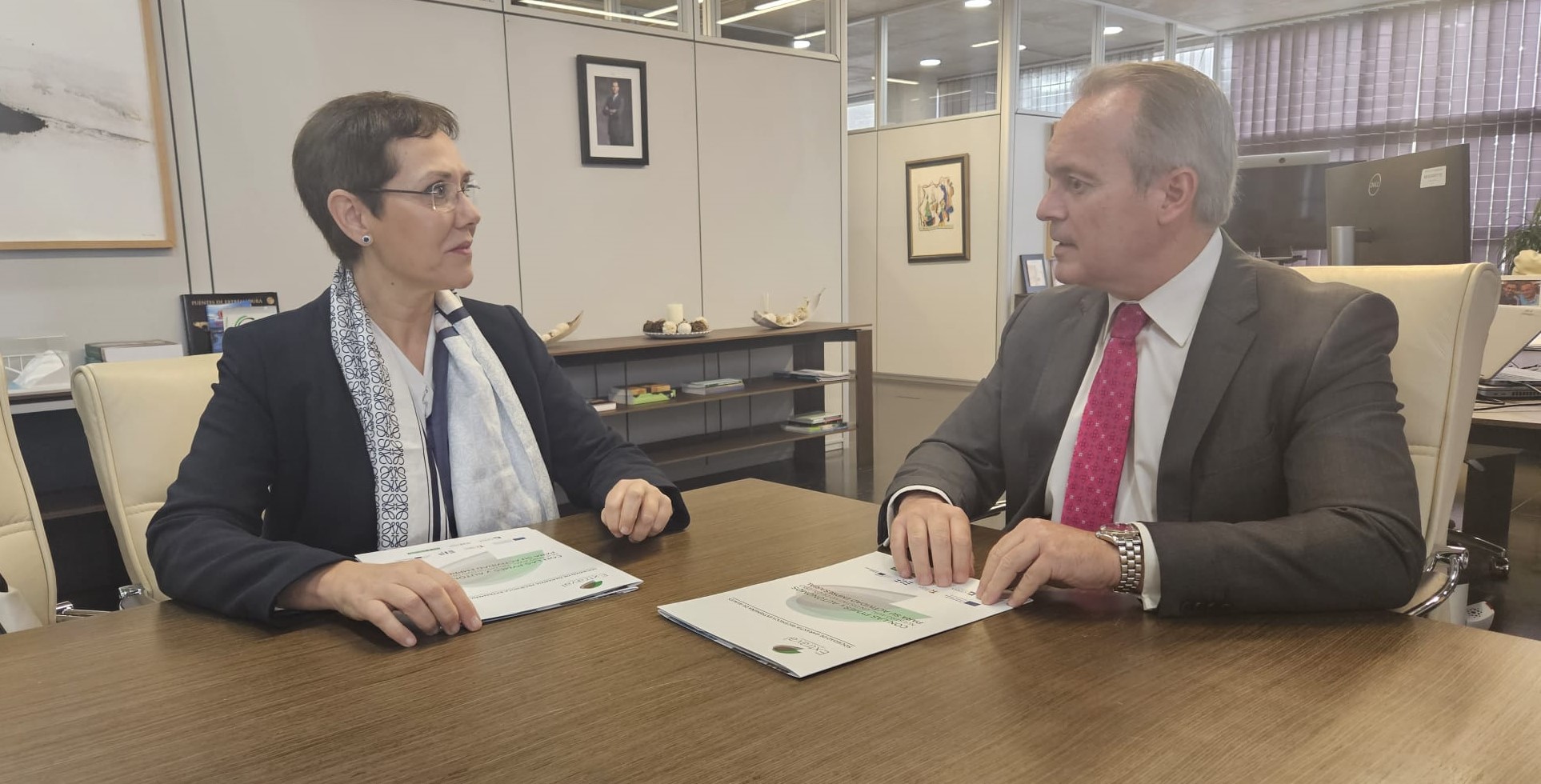 D. Manuel Martín Castizo, Consejero de Infraestructuras, Transporte y Vivienda y Dª María José Solana, Directora General de Extraval.